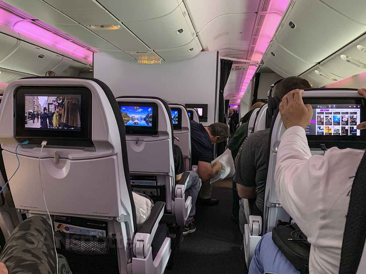 boeing 777 aisle width