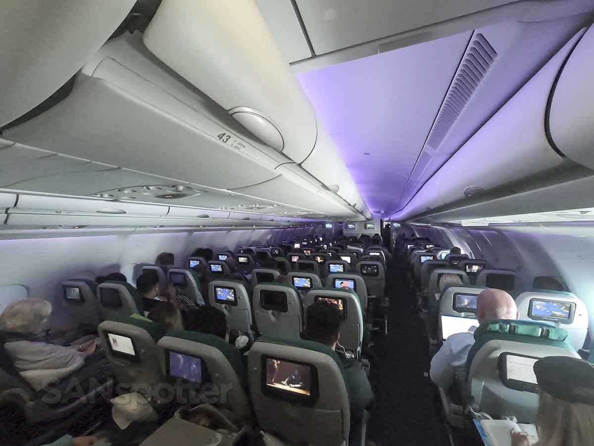 Airbus A330 overhead bins