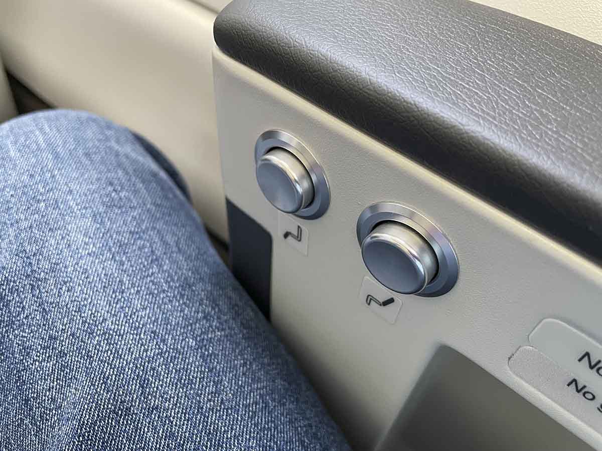 Breeze airways a220-300 nicest seat controls