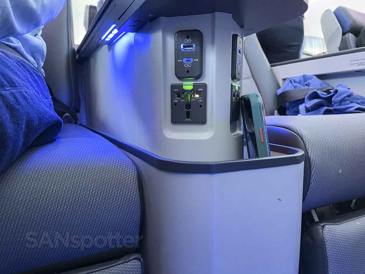 breeze airways a220-300 nicest seat in seat power