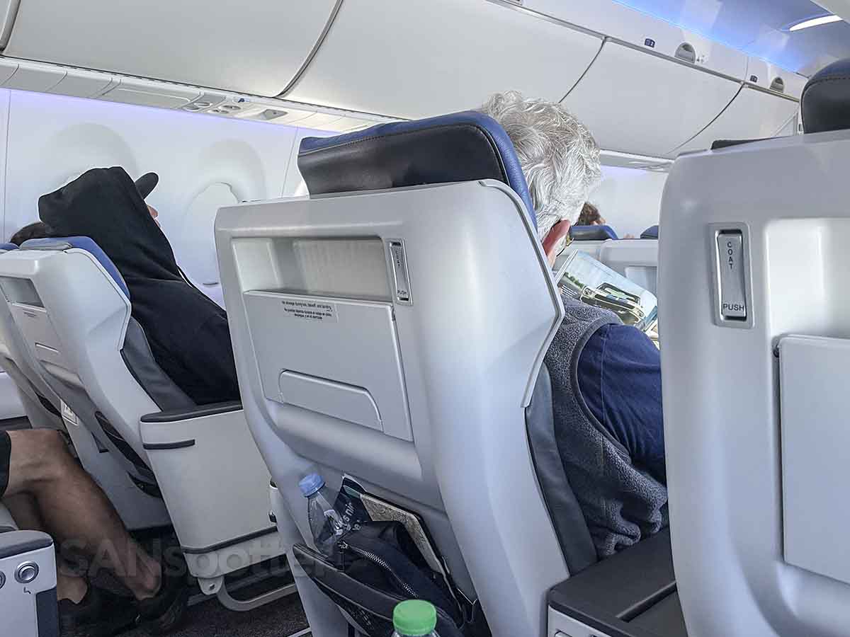 breeze airways a220-300 nicest seat recline