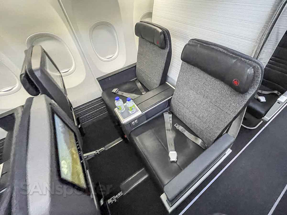Air canada 737 best sale max 8 business class