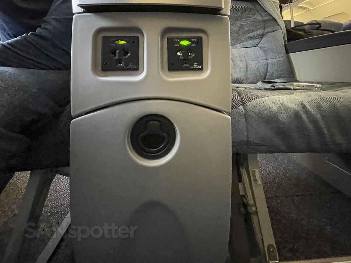 Air Canada A320 business class electrical outlets 