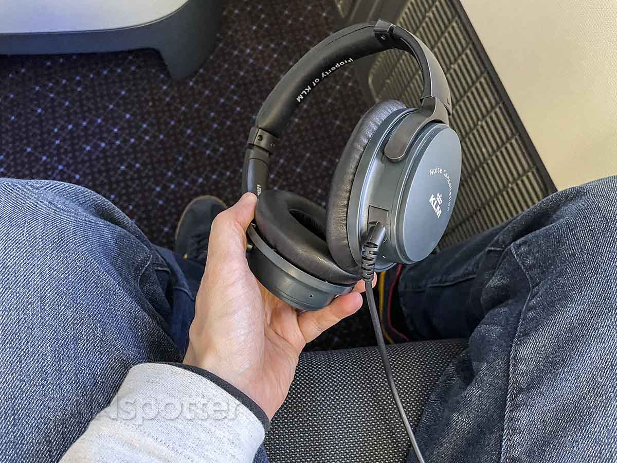 KLM 777-200 business class noise canceling headphones 