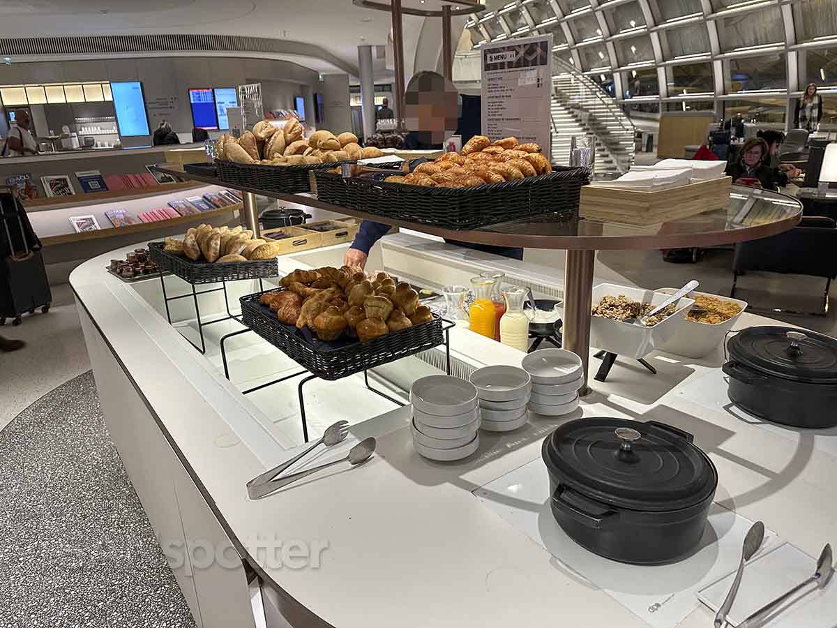 Air France lounge CDG terminal 2F breakfast 