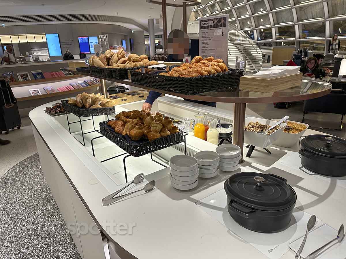 Air France lounge CDG terminal 2F breakfast