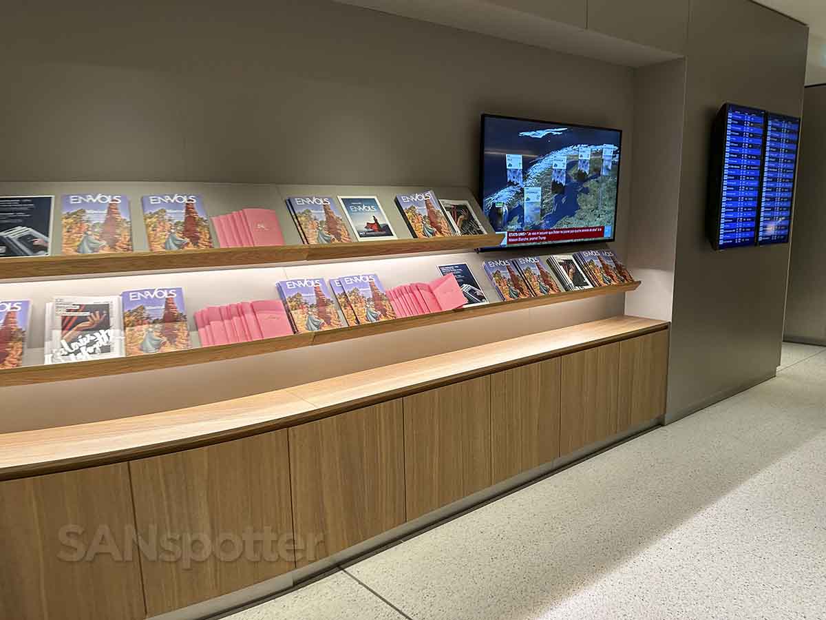 Air France lounge CDG terminal 2F reading material