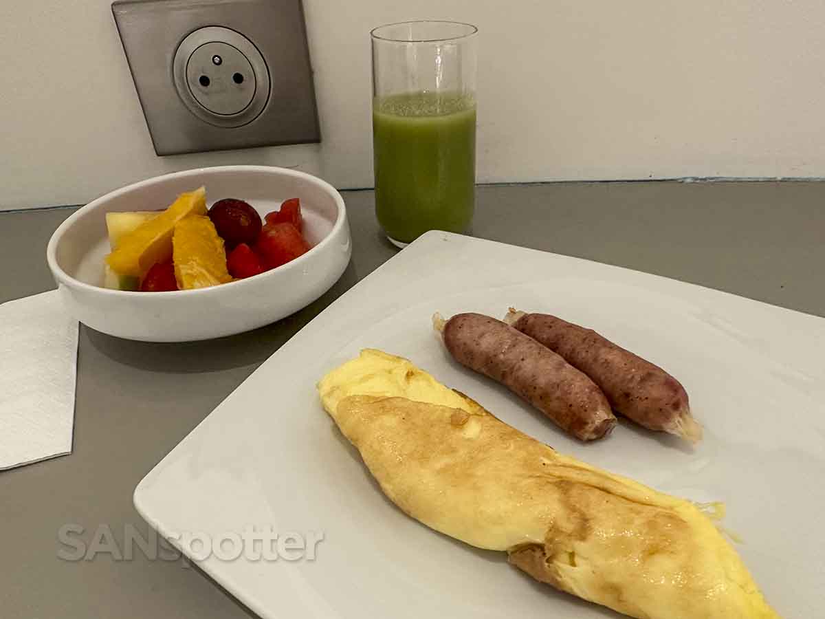 Air France lounge CDG terminal 2F eggs and sausage 