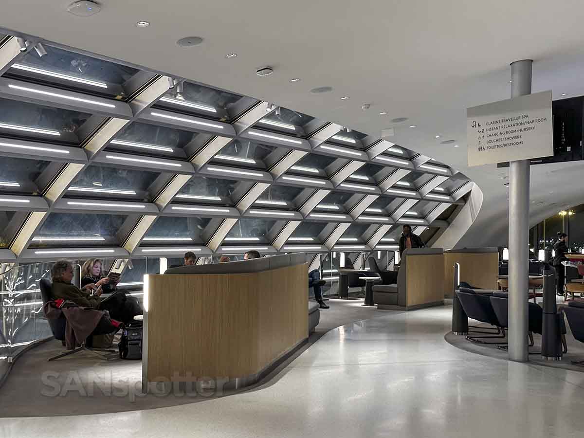 Air France CDG lounge partitioned off seating areas