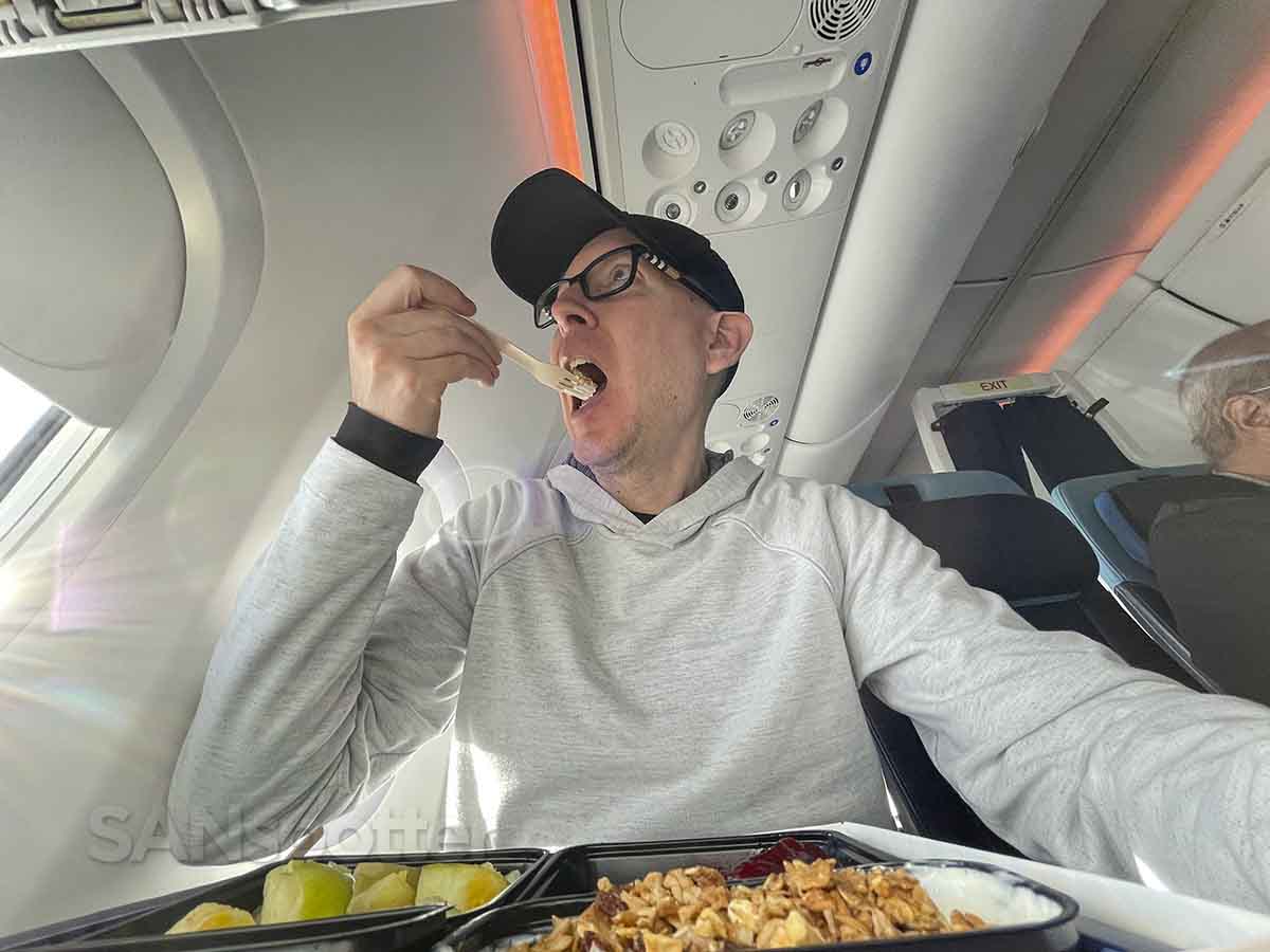 SANspotter eating KLM 737-800 business class