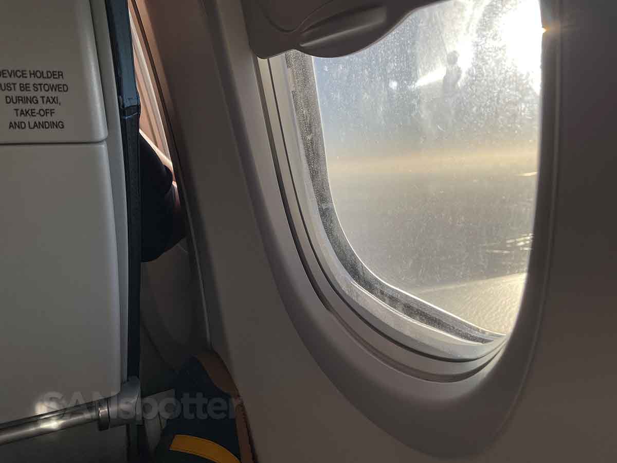 Dirty 737-800 window 