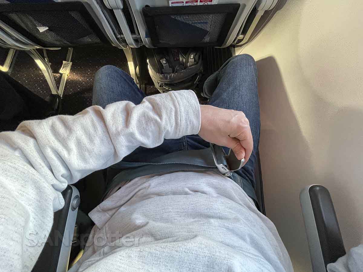 Unbuckling seatbelt KLM 737-800 business class