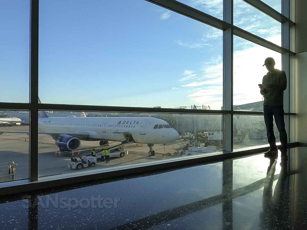 SANspotter standing next to Delta A321