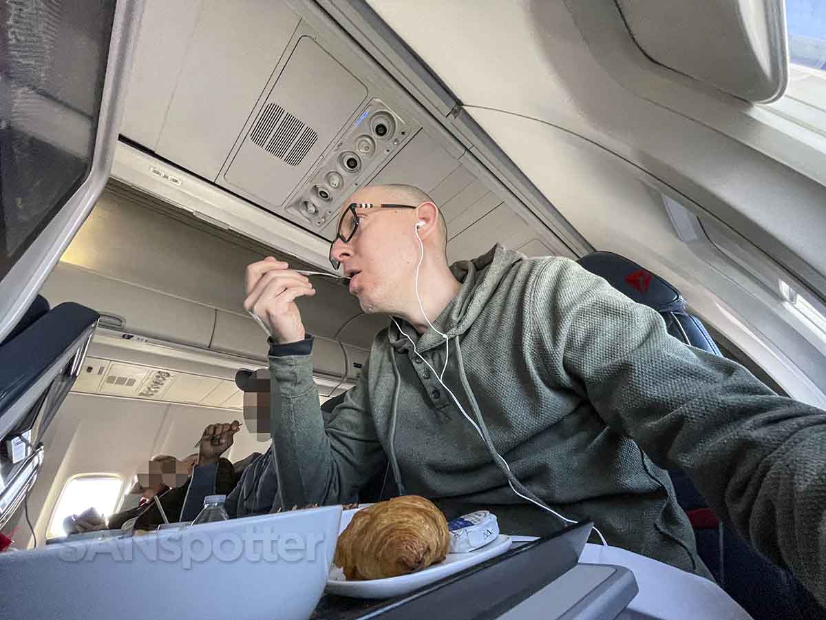 SANspotter eating breakfast in delta 757-300 first class