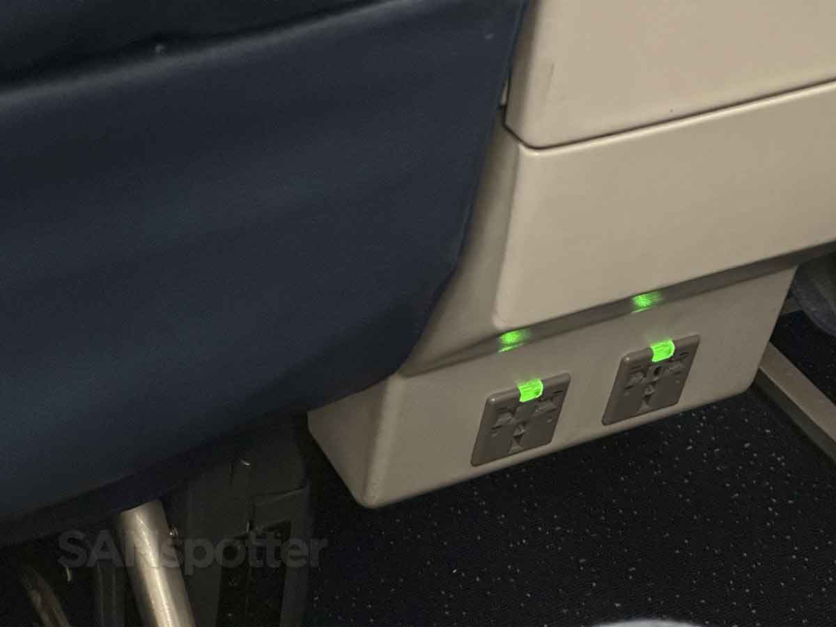 Delta 757-300 first class power outlets 