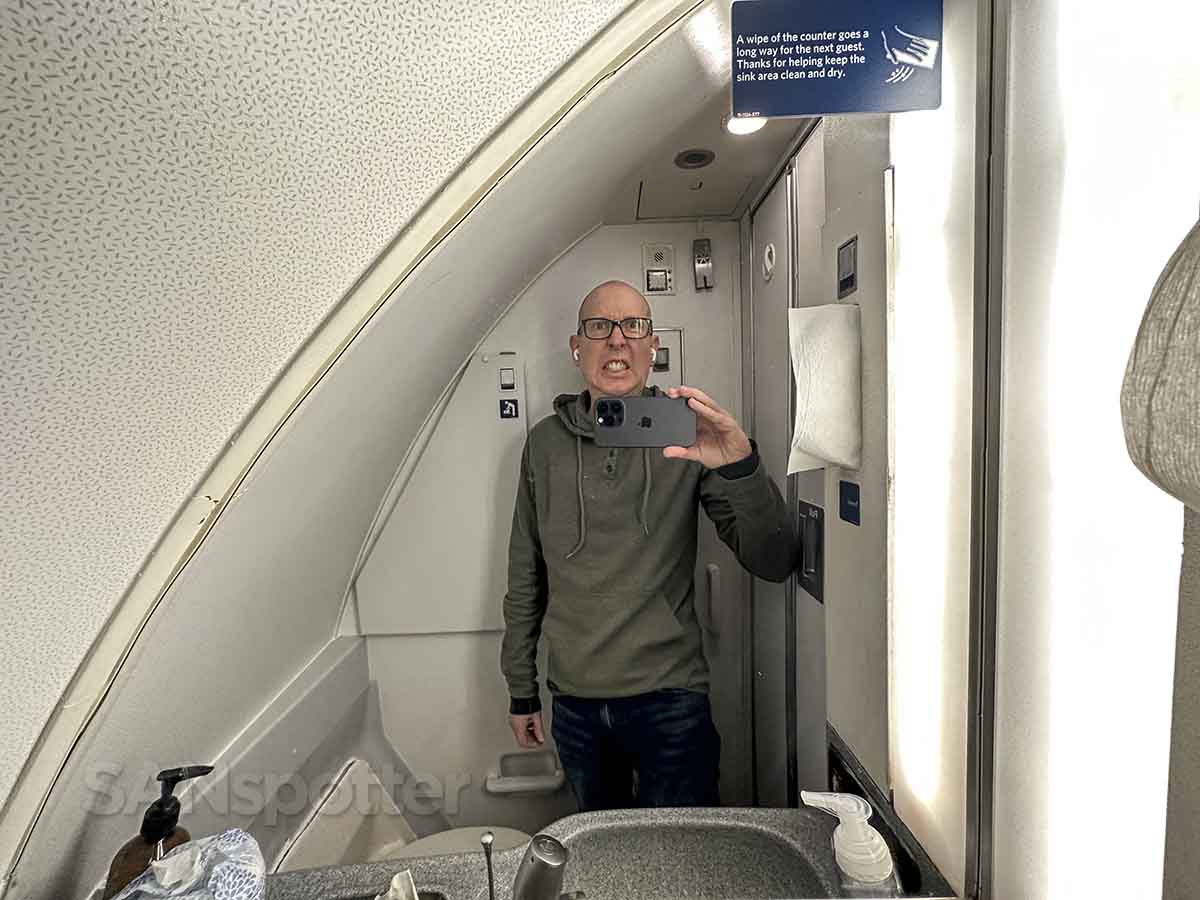 SANspotter selfie delta 757-300 first class lavatory 