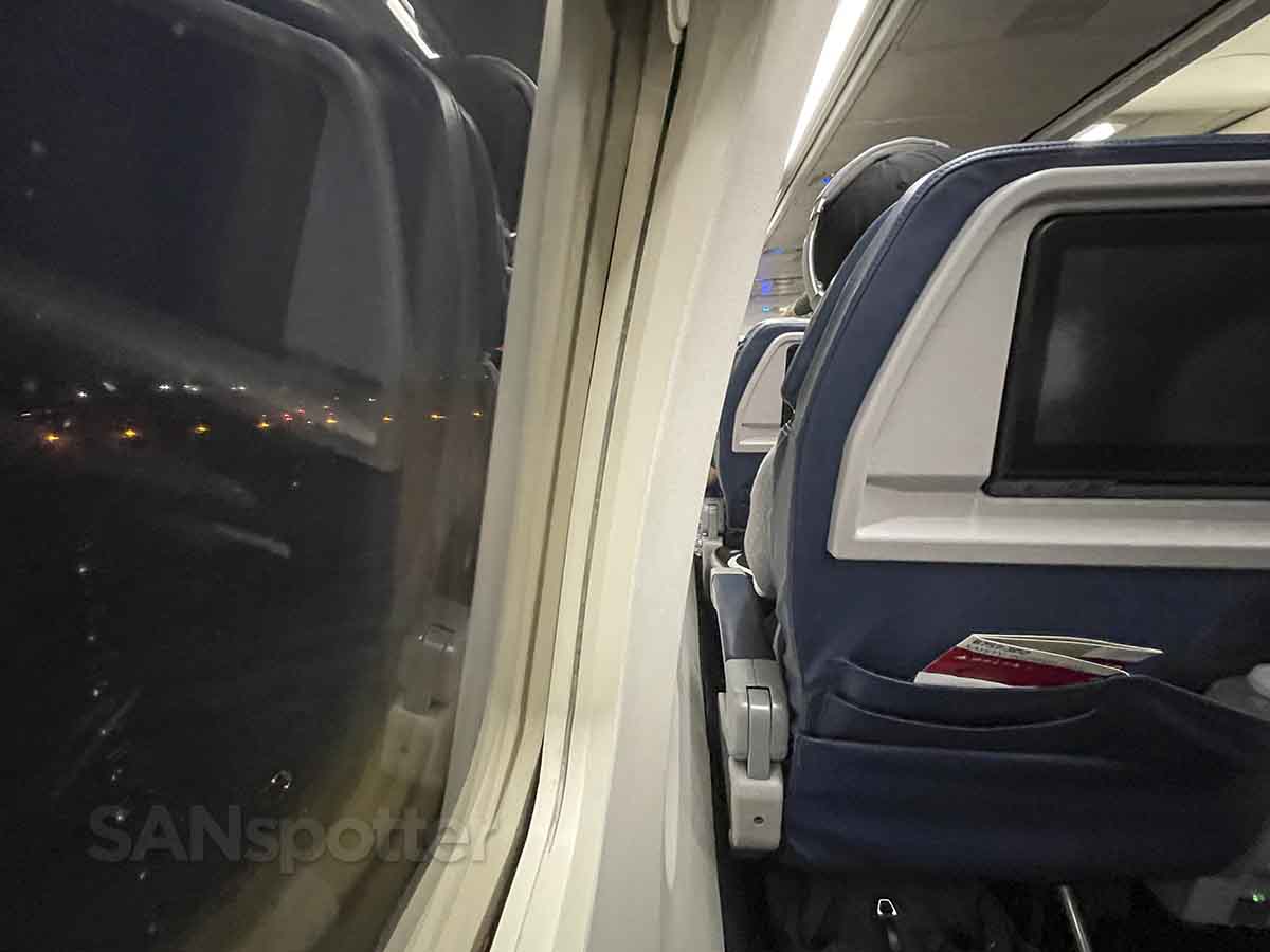 Delta 757-300 window frame
