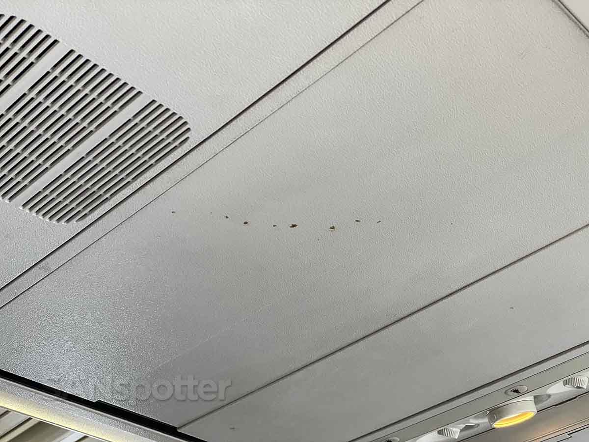 Stains on the ceiling sun country 737-800