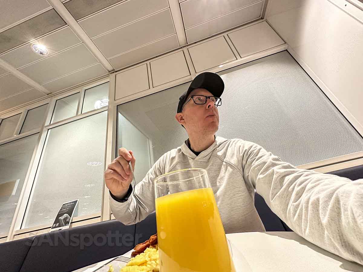 SANspotter eating breakfast in Air France klm lounge Munich Airport 