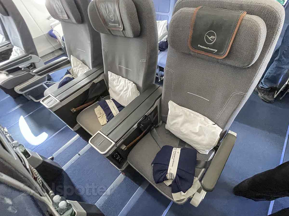 Lufthansa a350-900 premium economy cabin row 15