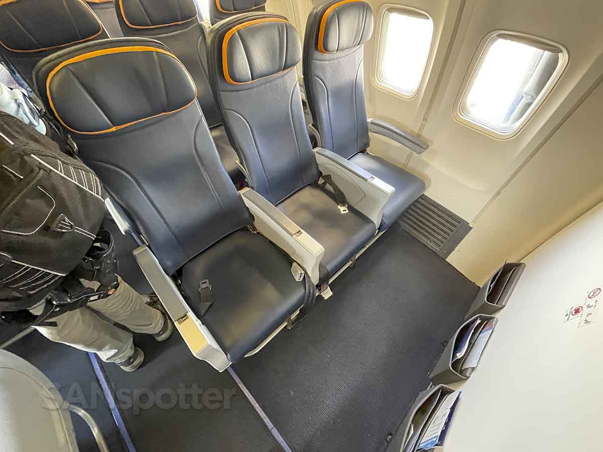 Sun country 737-800 best seats bulkhead row