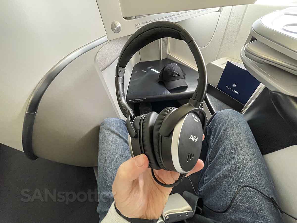 Air France 777-300er business class noise canceling headphones 