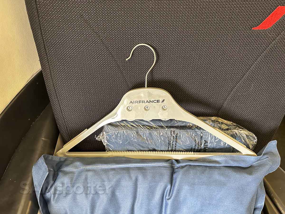 Air France 777-300er business class blankets pillows and hangers 