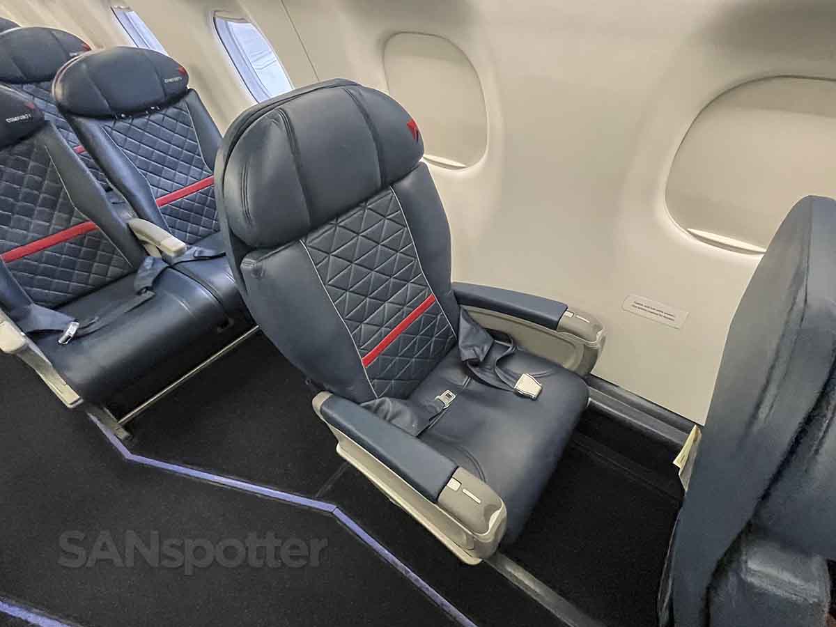 Embraer 175 Delta First Class seat 4A