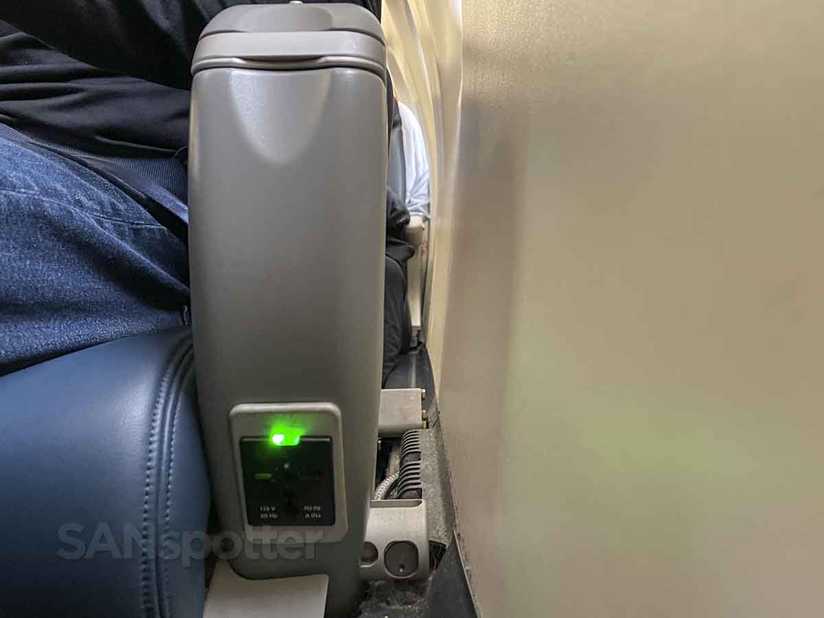 Embraer 175 Delta First Class power outlets 