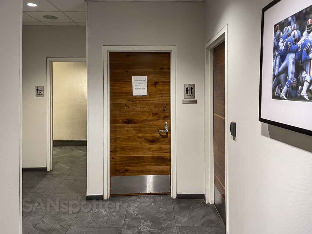 Amex Centurion Lounge IAH showers
