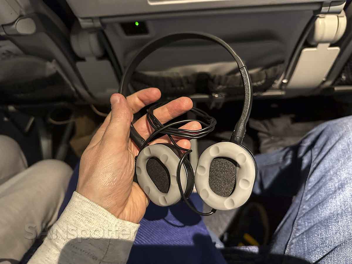 ANA 777-300ER economy headphones