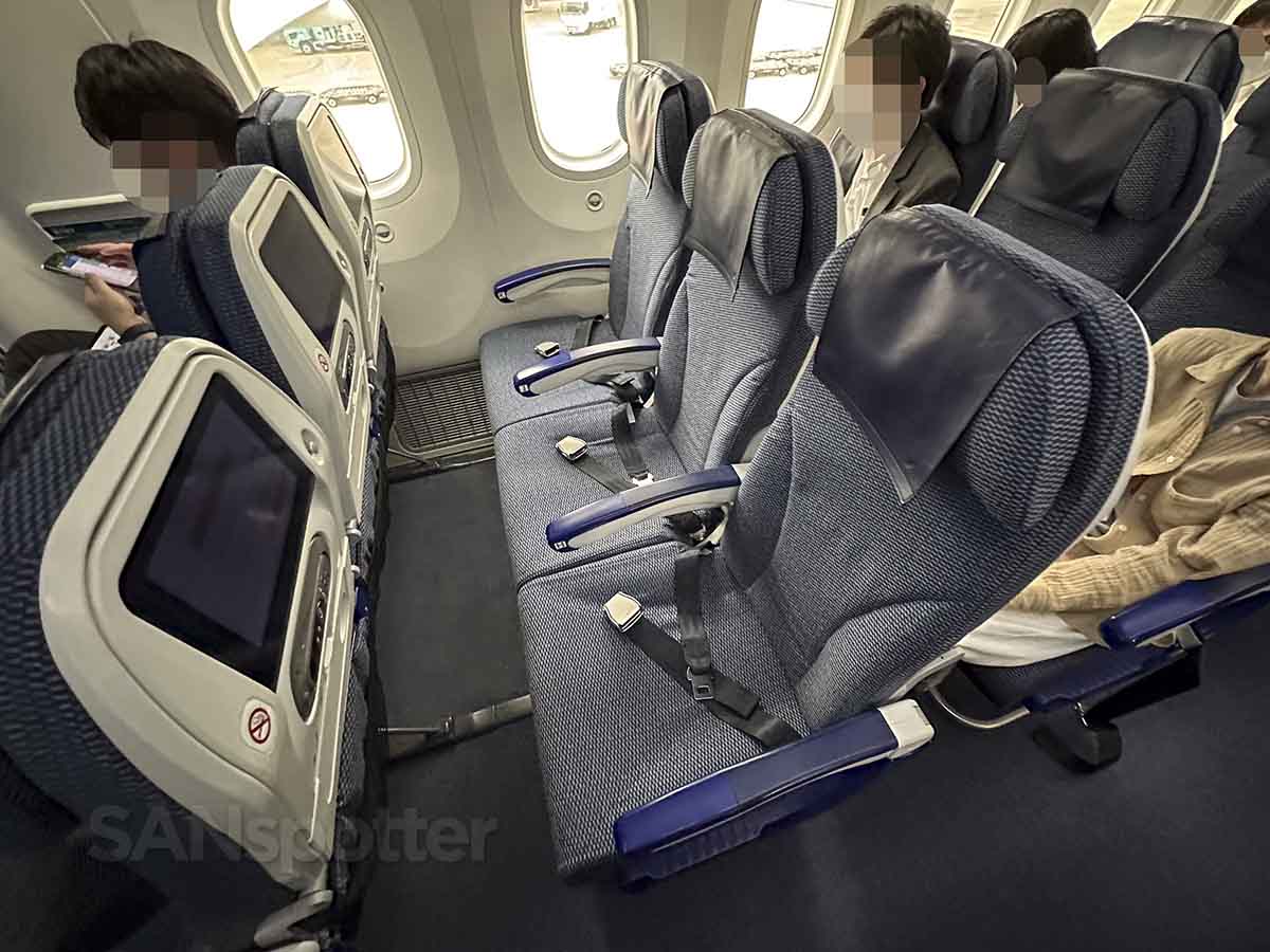 ANA 787-8 economy class seats row 24