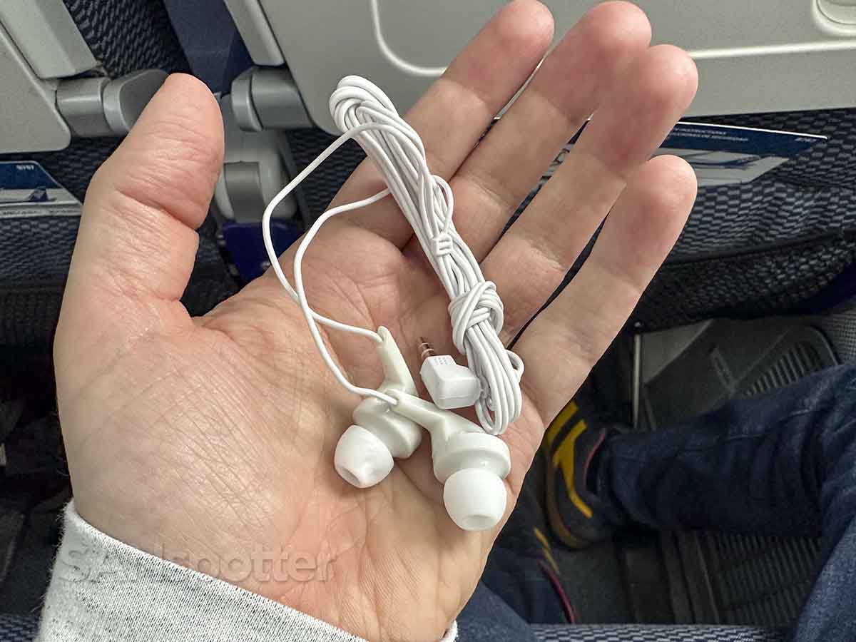 ANA 787-8 economy complementary earbuds