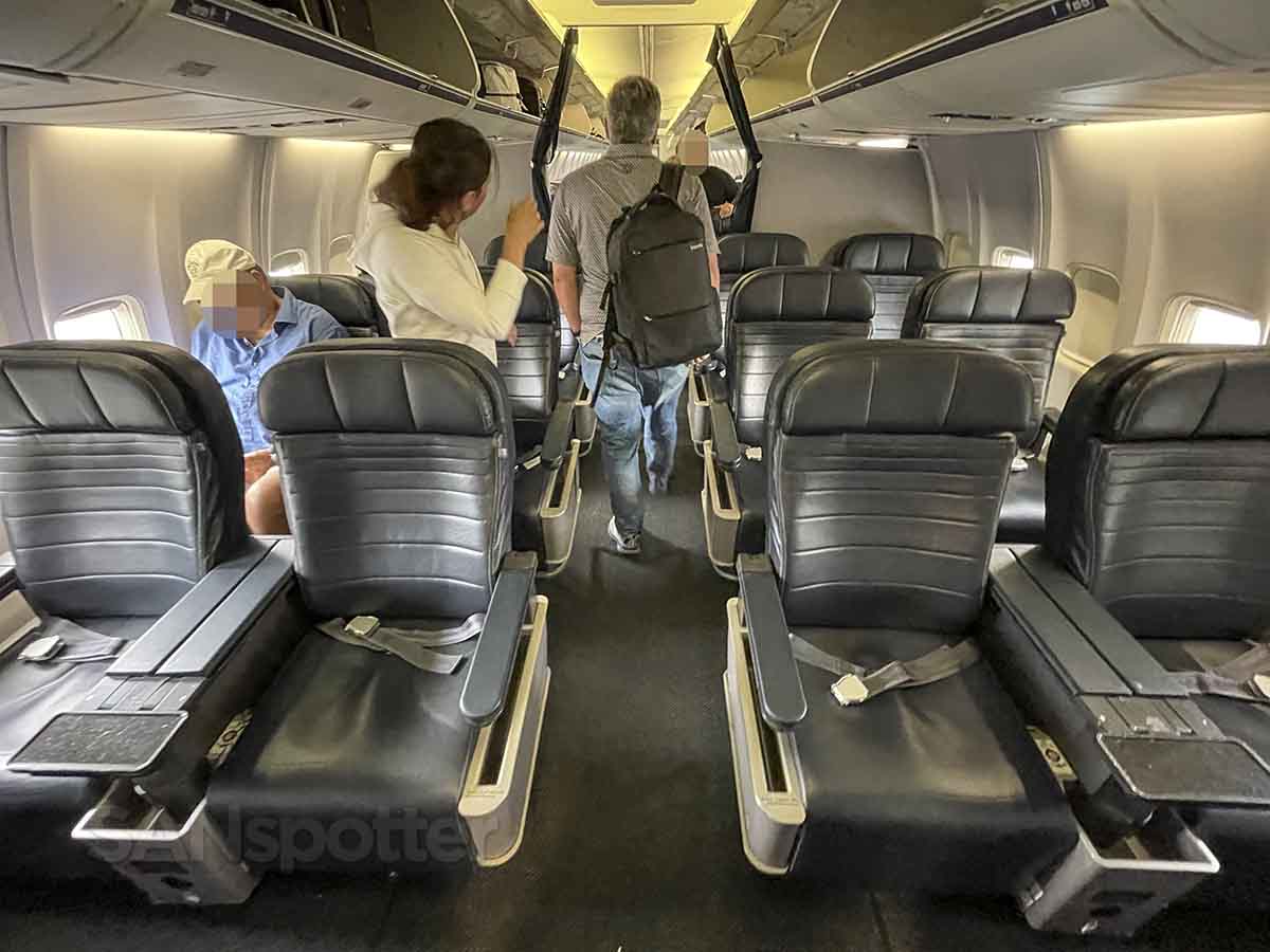 United 737-700 First Class cabin 