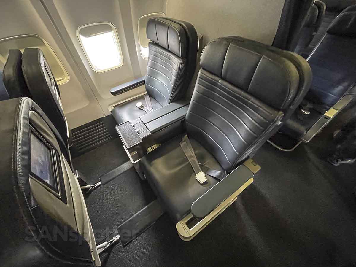 United 737-700 First Class seats 