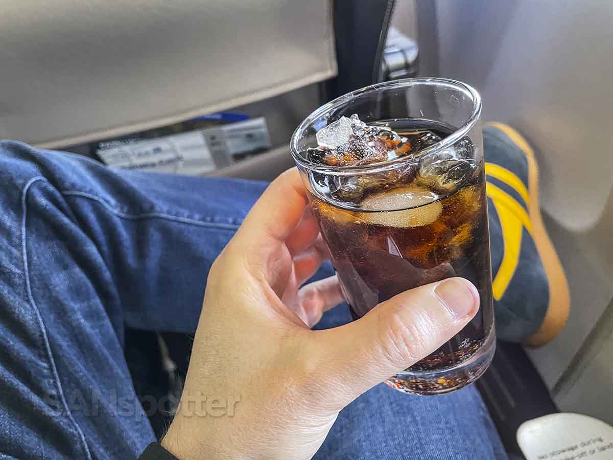 United Airlines 737-700 first class drinks in real glasses 