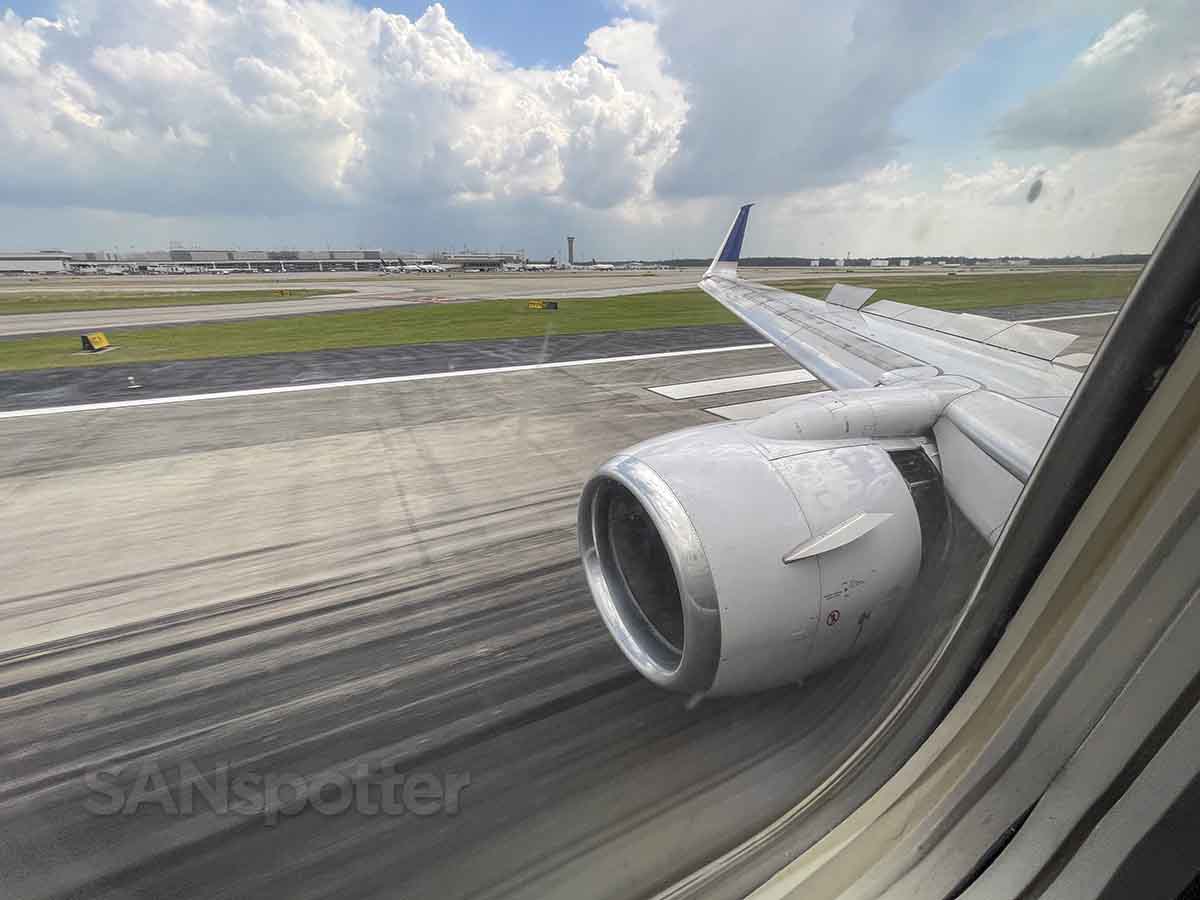 united 737-700 landing at IAH airport 