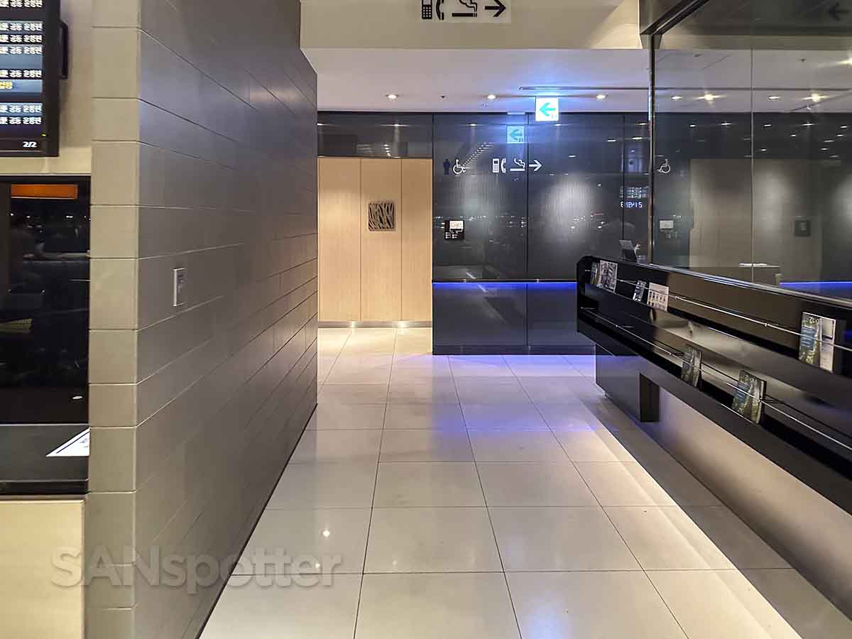 ANA lounge Haneda terminal 3 walkway
