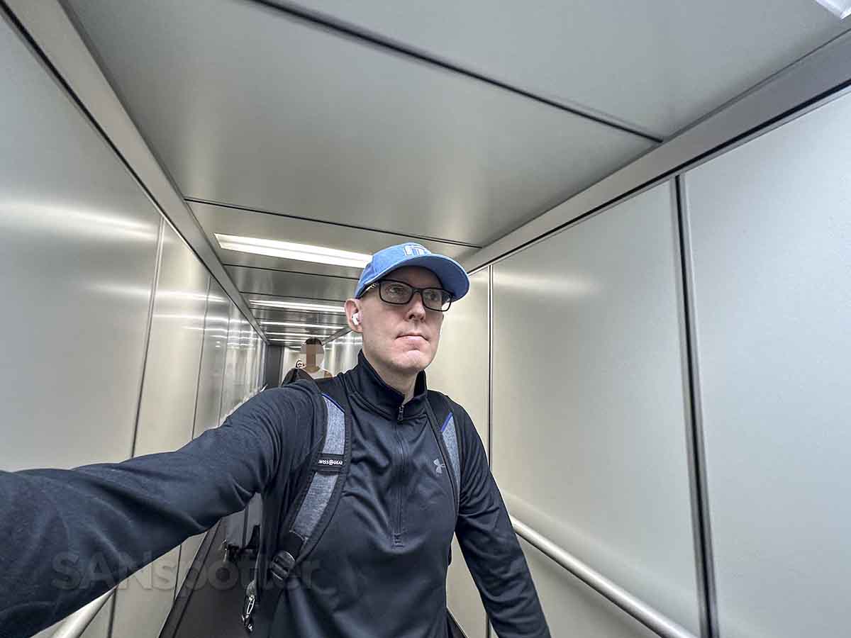 Sanspotter walking down jet bridge to Alaska airlines flight