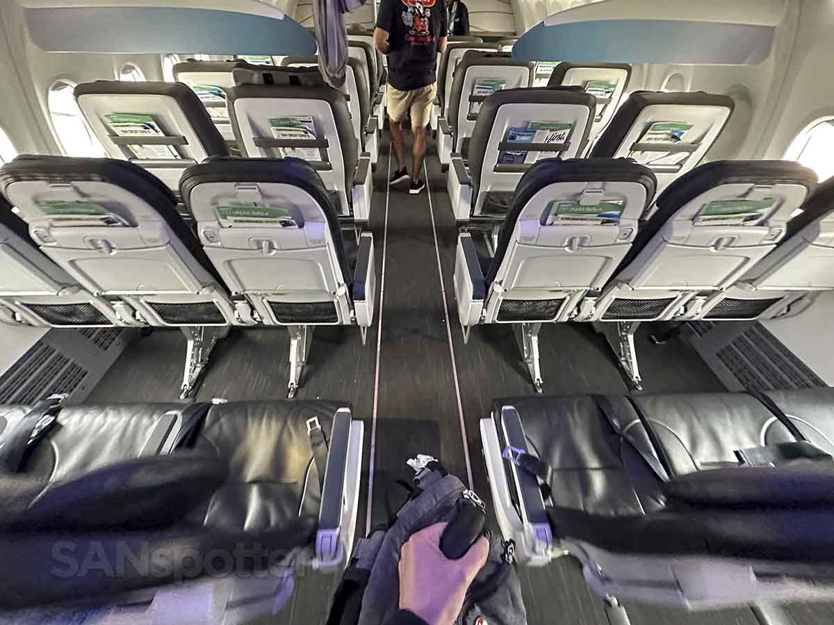 Alaska Airlines 737 MAX 9 Premium Class seat pitch