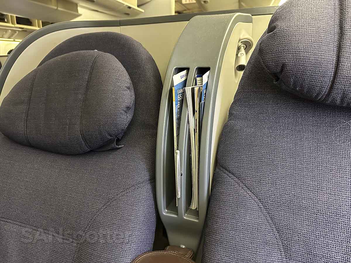 United 777–200 Domestic First Class seat spacing