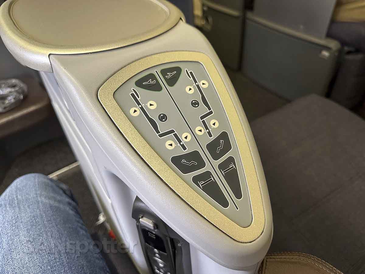 United 777–200 Domestic First Class seat controls