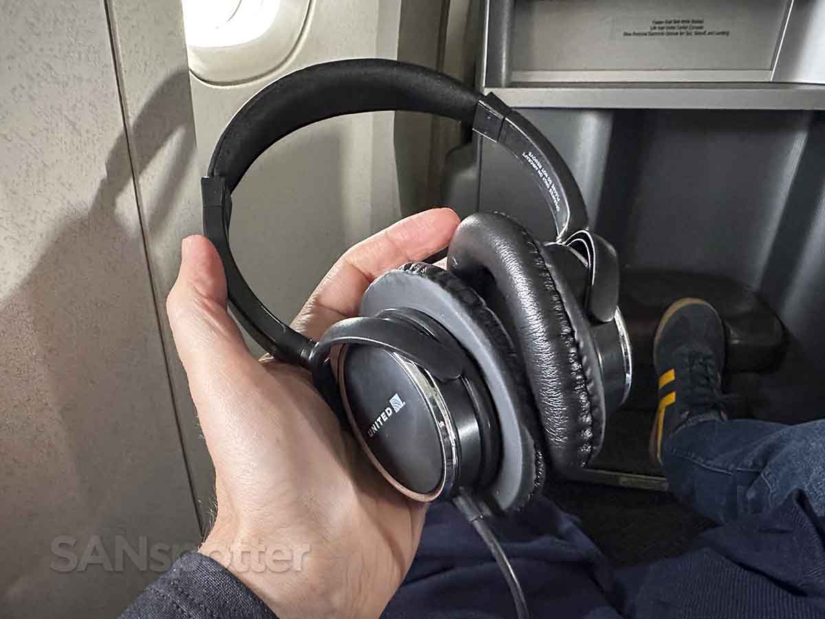 United 777–200 Domestic First Class noise canceling headphones