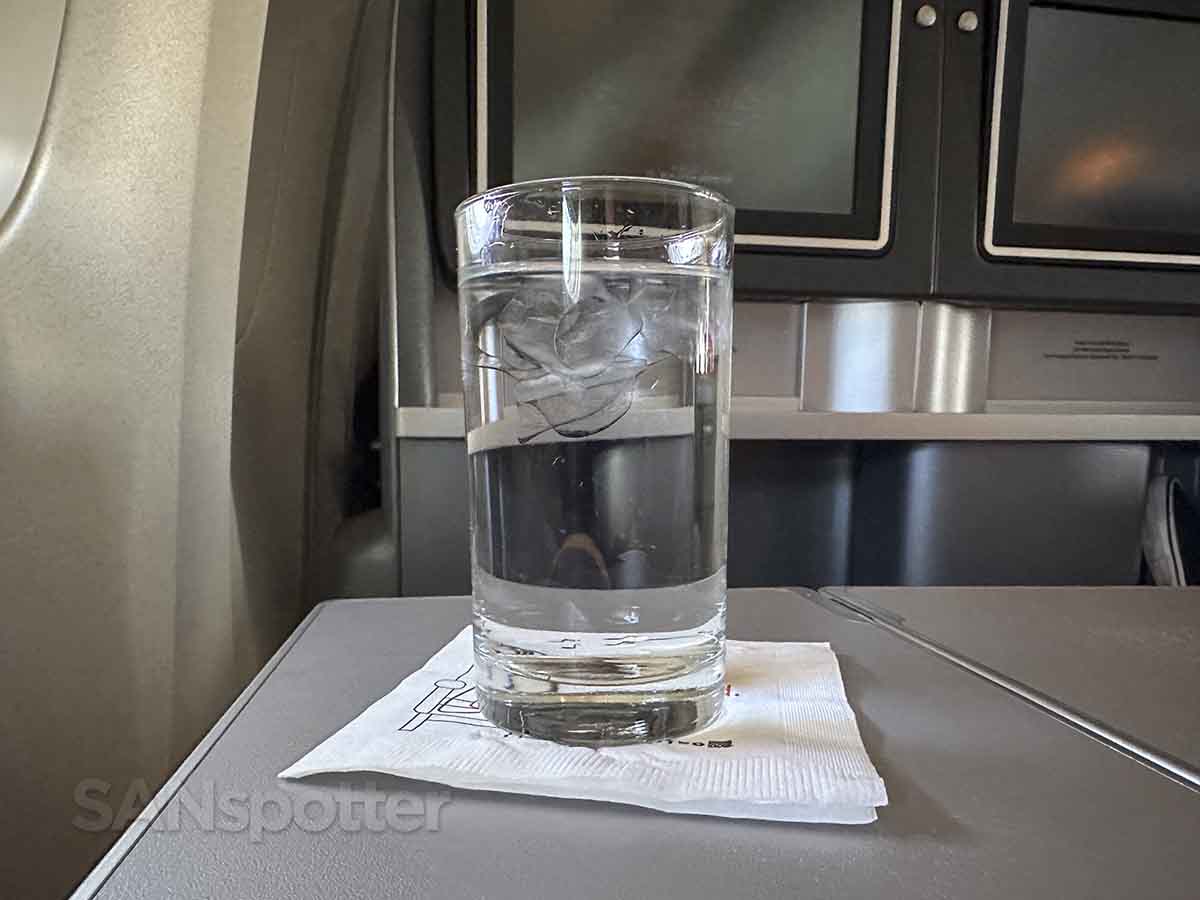 United 777–200 Domestic First Class drink