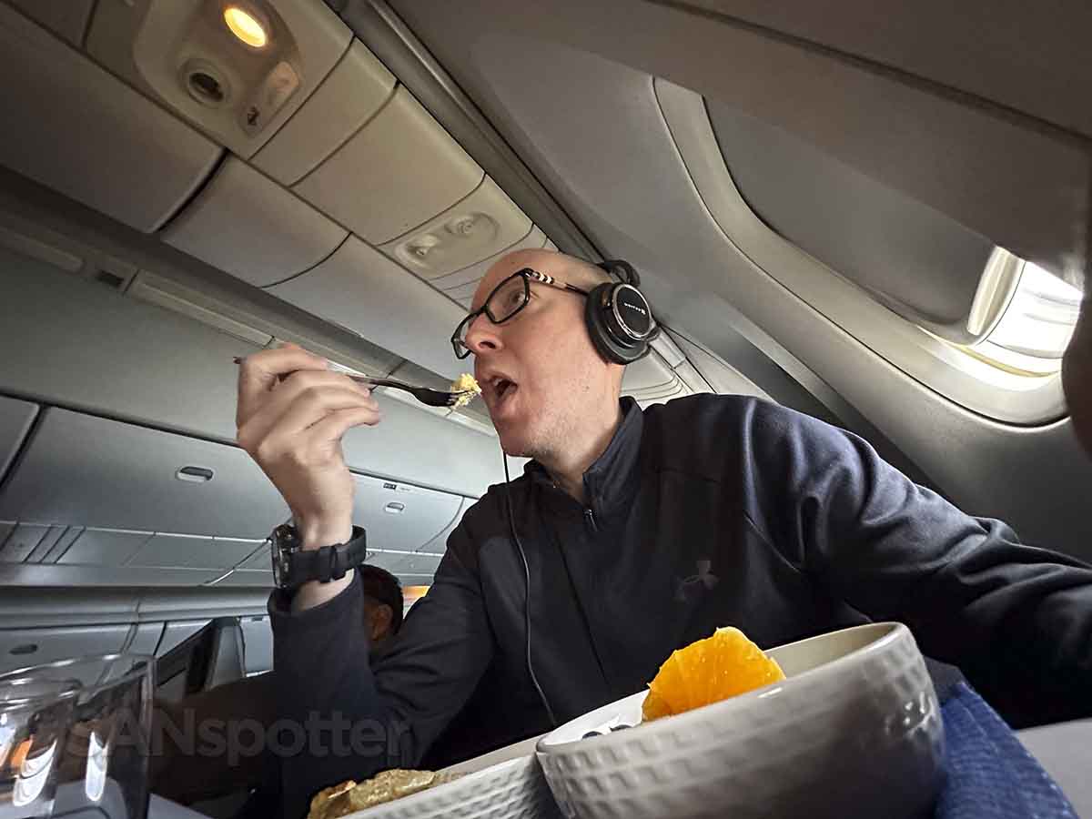 SANspotter eating breakfast in united 777-200 domestic first class