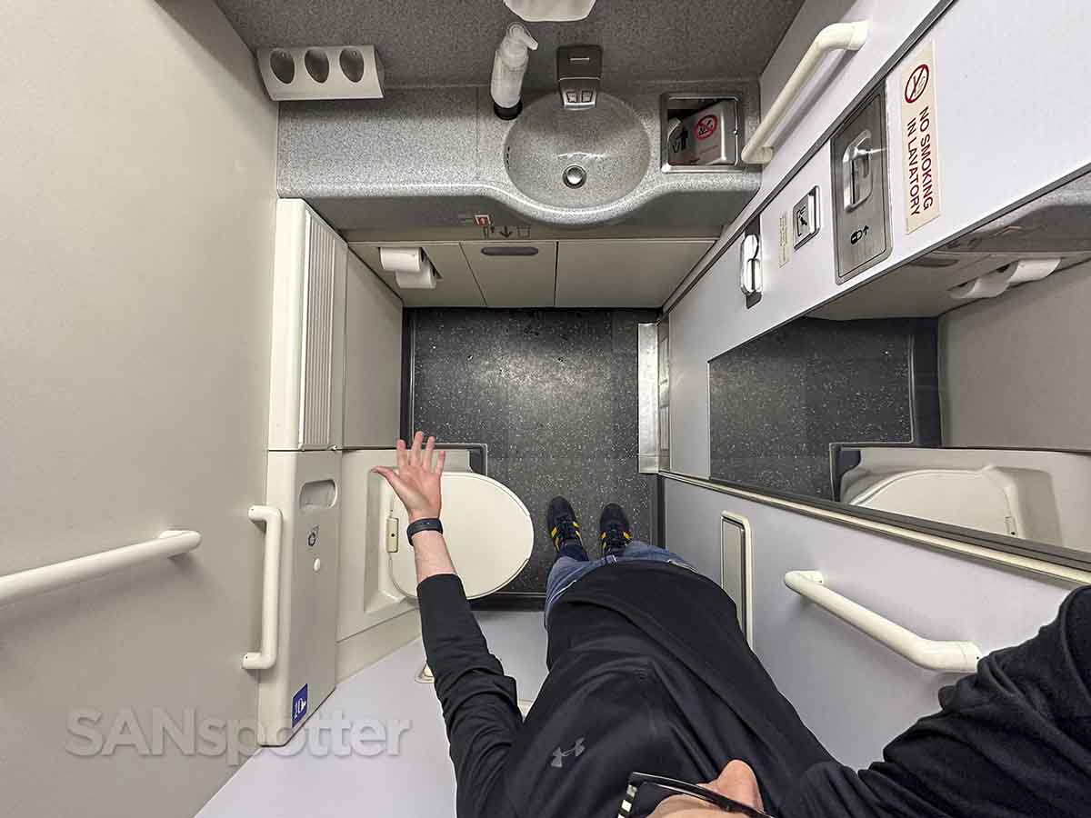 United 777–200 Domestic economy class lavatory