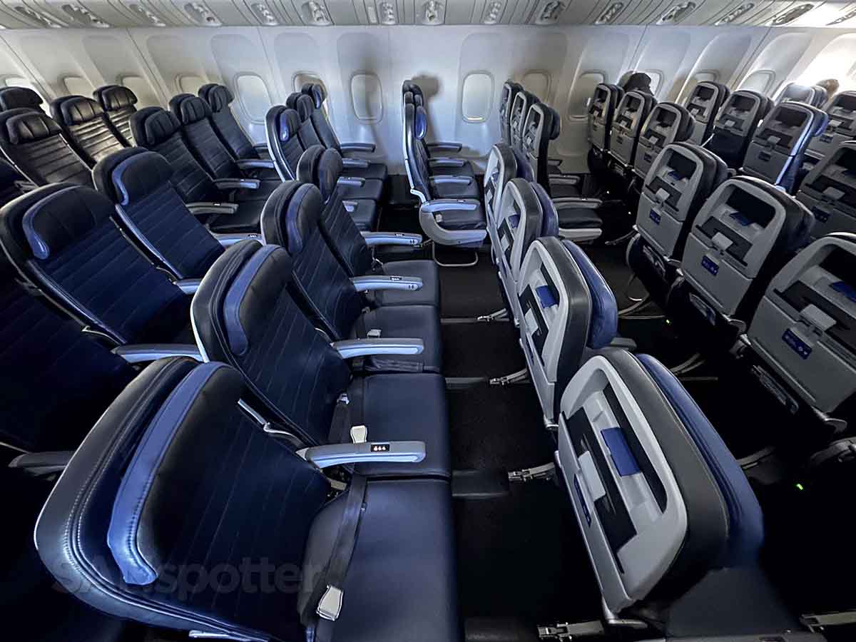 United 777–200 economy class seats