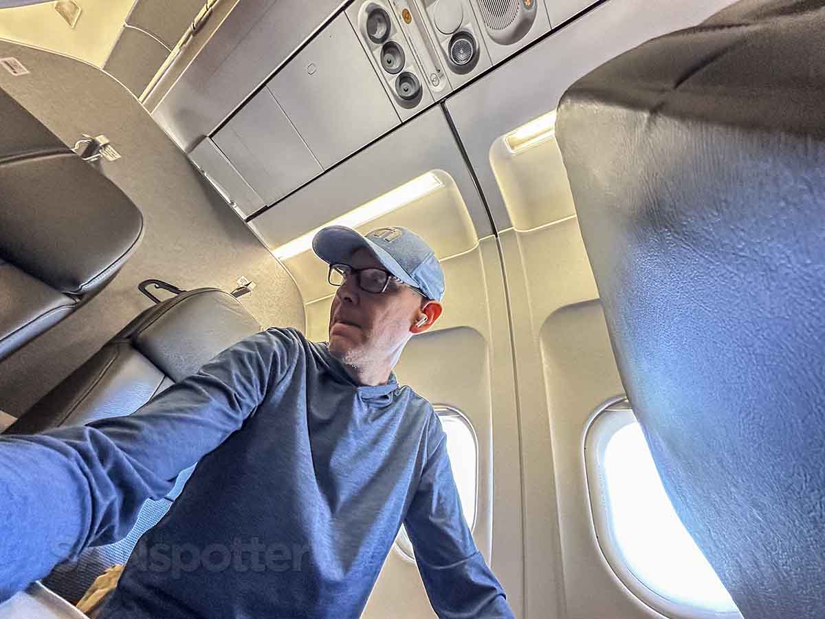 SANsotter reviewing American Airlines A320 first class