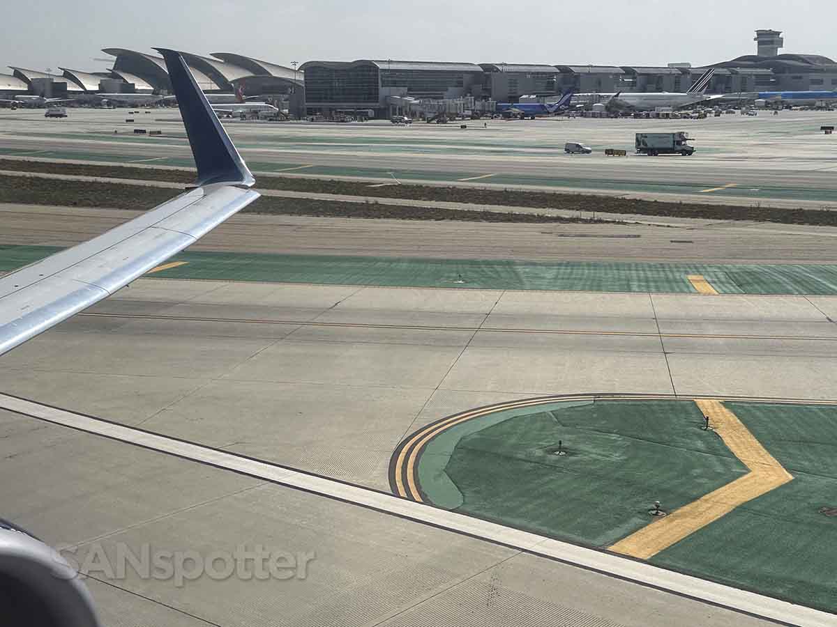 Delta 737-900 takeoff roll runway 24L LAX