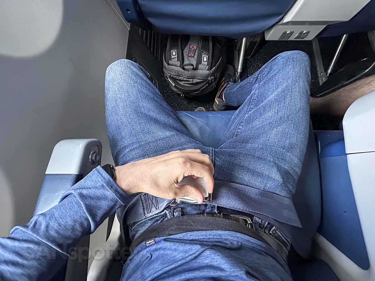 Unbuckling seatbelt in Delta 737-900 first class